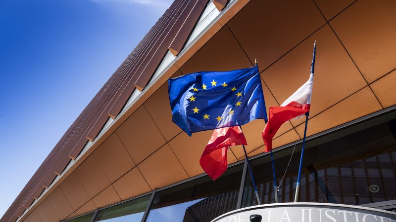 Vue extérieure du ministère de la Justice, site Olympe-de-Gouges. Entrée du ministère avec les drapeaux de la France et de l’Union européenne.