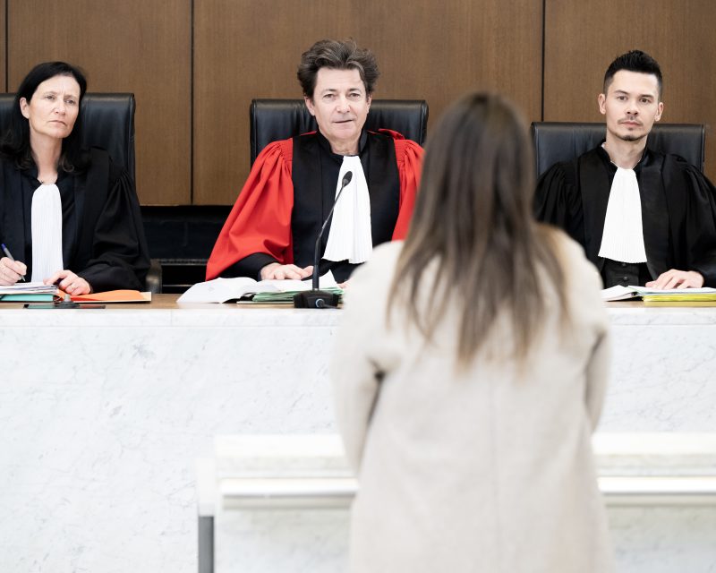 Au tribunal judiciaire de Nanterre, la cour d'assise. Un témoin se tient à la barre devant des magistrats et des jurés