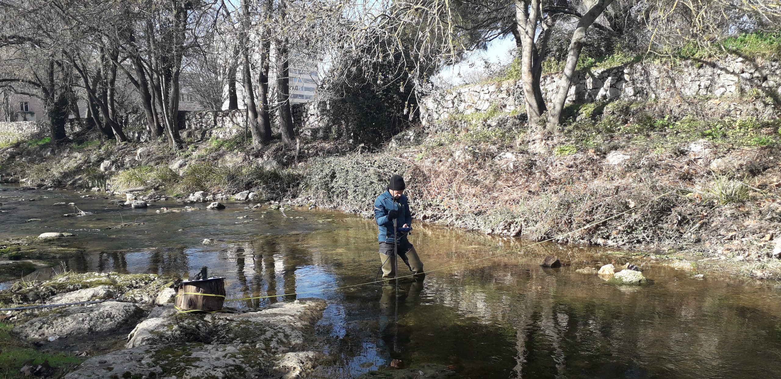 jaugeage dans l'huveaune d'un hydromètre de la DREAL