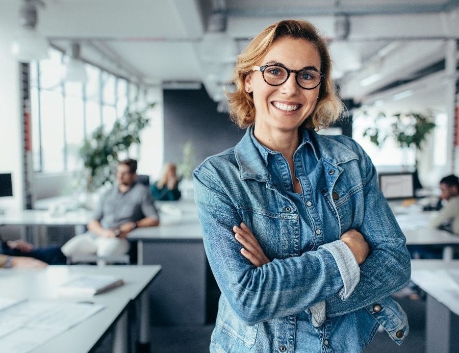 jeune femme souriante dans un open space