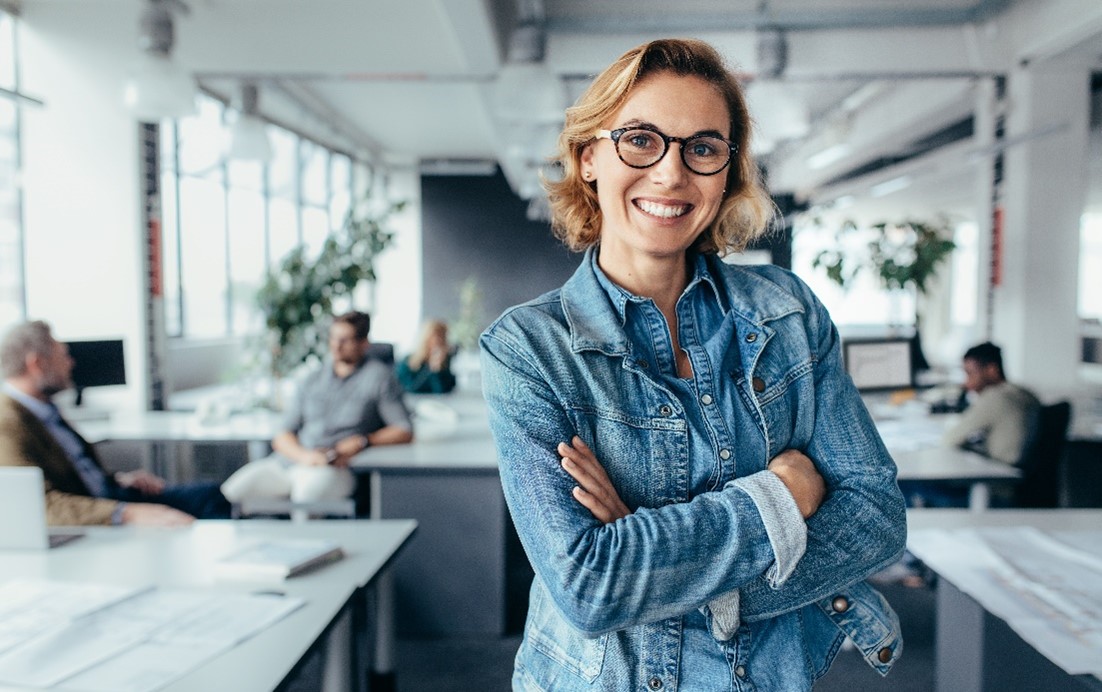 jeune femme souriante dans un open space