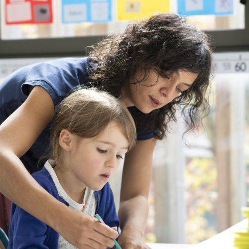 Enseignante du premier degré avec un élève