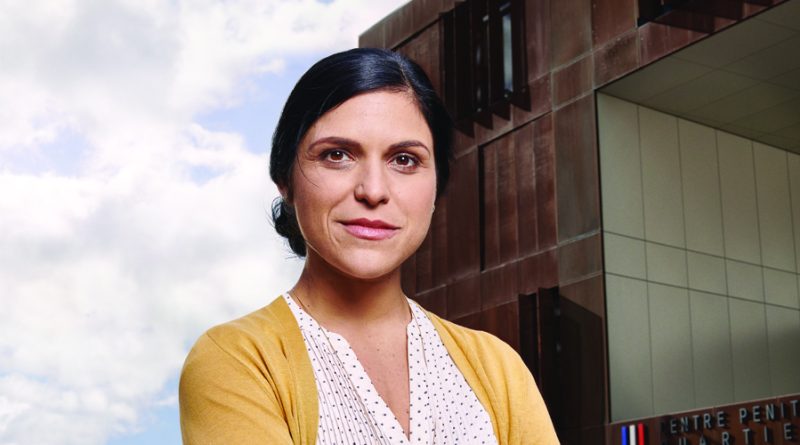 jeune femme devant un bâtiment du ministère de la Justice