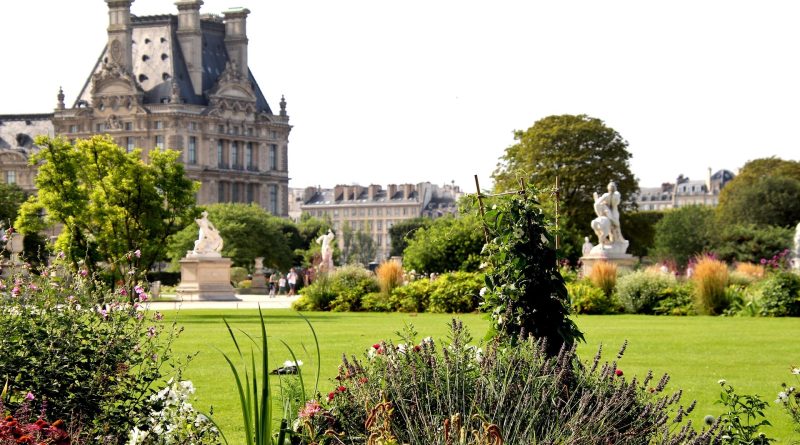vue sur un jardin d'un chateau avec des fleurs