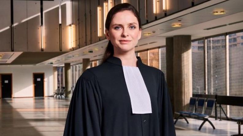 greffière debout en robe de greffier