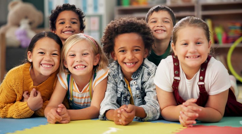 6 enfants en train de sourire