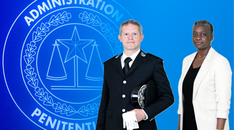 Au premier plan, à gauche, un homme en uniforme de directeur des services de l’administration pénitentiaire, à droite, une femme, en costume civil. Au second plan, le logo de l’administration pénitentiaire fait de trois cercles concentriques : au centre une balance, surmontée d’une étoile à cinq branches. Dans le deuxième cercle : une couronne de feuilles de chêne. Dans le cercle externe, il est écrit administration pénitentiaire.