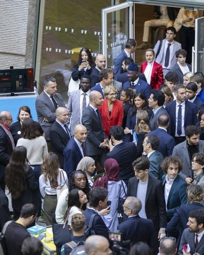 Le ministre du MEAE, les acteurs de la diplomatie et des étudiants réunis dans la cour de l’Université Sorbonne Nouvelle, lors de la 1ère édition de la Fabrique de la Diplomatie.