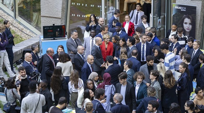 Le ministre du MEAE, les acteurs de la diplomatie et des étudiants réunis dans la cour de l’Université Sorbonne Nouvelle, lors de la 1ère édition de la Fabrique de la Diplomatie.