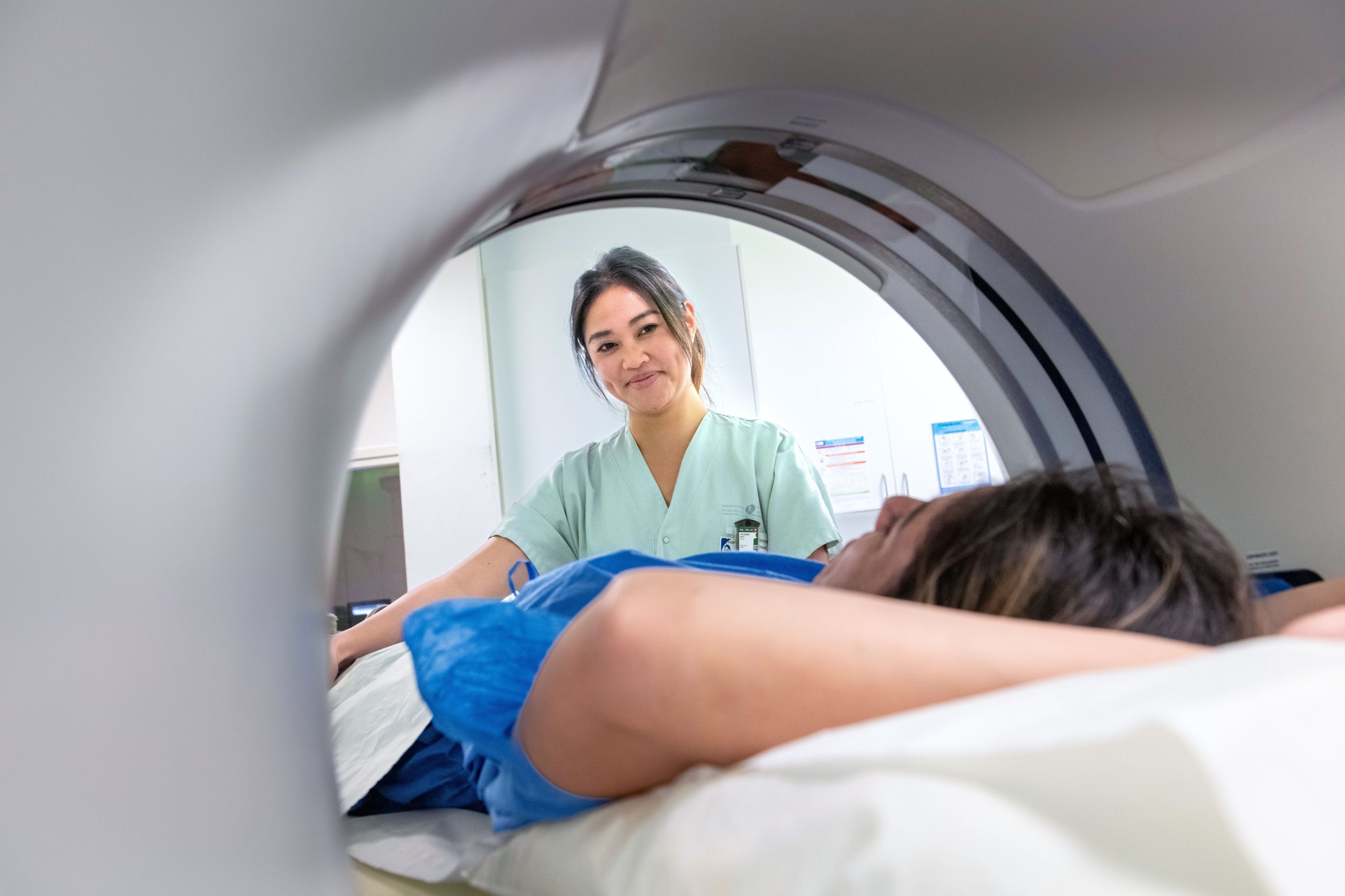 Image qui décrit l'accompagnement d'une patiente lors d'un examen d'imagerie médicale