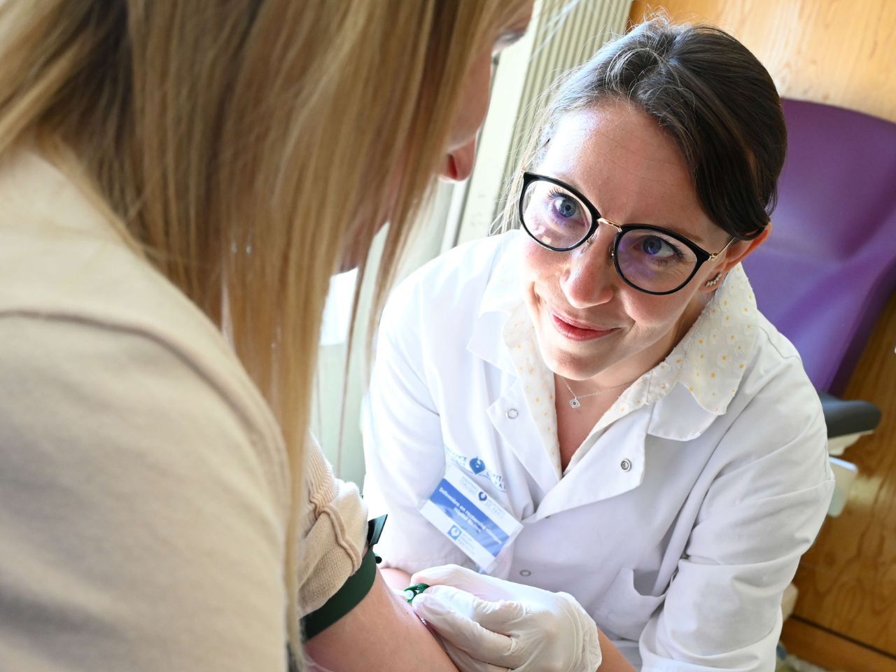 Image qui décrit une infirmière réalisant un prélèvement sanguin dans le cadre du parcours de soins
