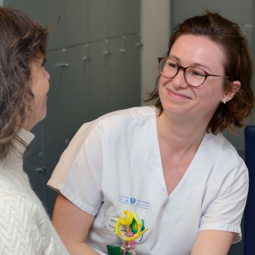 Image d'un soignant qui aide un patient