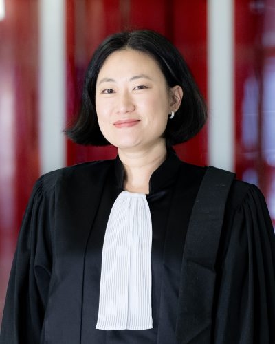 femme en tenue de directrice des services de greffe judiciaires