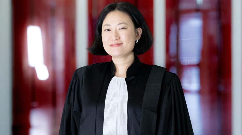 femme en tenue de directrice des services de greffe judiciaires